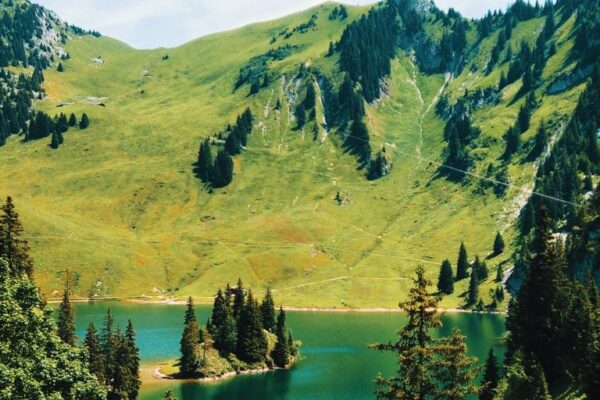 Foto von Vorderstockensee mit Insel, Stockhorn, Erlenbach im Simmental.