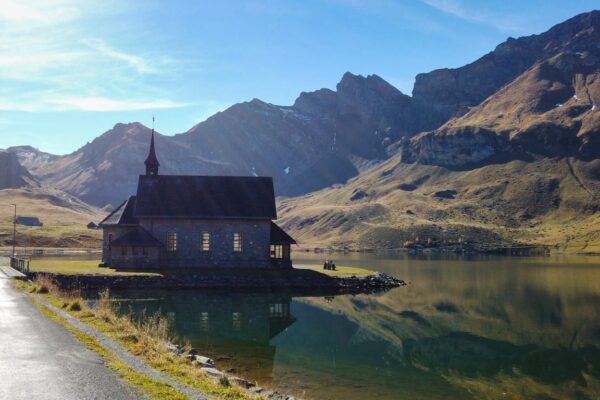 Foto vom Melchsee mit kleiner Kapelle und Gebirge, Melchsee-Frutt.