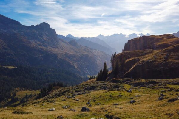 Foto vom Engstlental bei der Wanderung von Melchsee-Frutt zum Engstlensee mit Bergen im Hintergrund