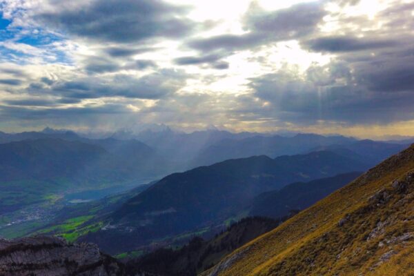 Foto vom Ausblick Richtung Berner Alpenkette und Sarnersee, Pilatus, von der Nähe des Tomlishorns aus.