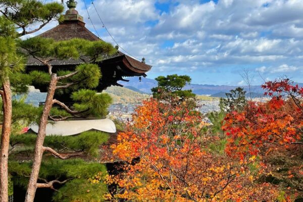 Foto von der Pagode und dem Ausblick nach Kyoto vom Jojakko-ji Tempel in Arashiyama, Kyoto