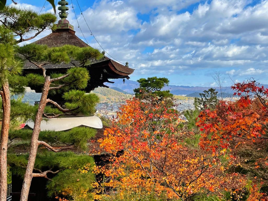 Foto von der Pagode und dem Ausblick nach Kyoto vom Jojakko-ji Tempel in Arashiyama, Kyoto