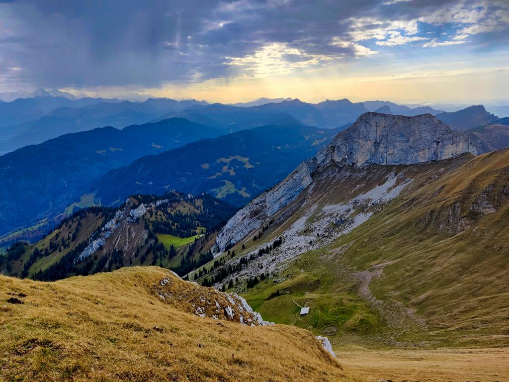 Foto vom Blick in die Zentralschweizer Alpen vom Pilatus aus, mit Wanderweg zum Matthorn