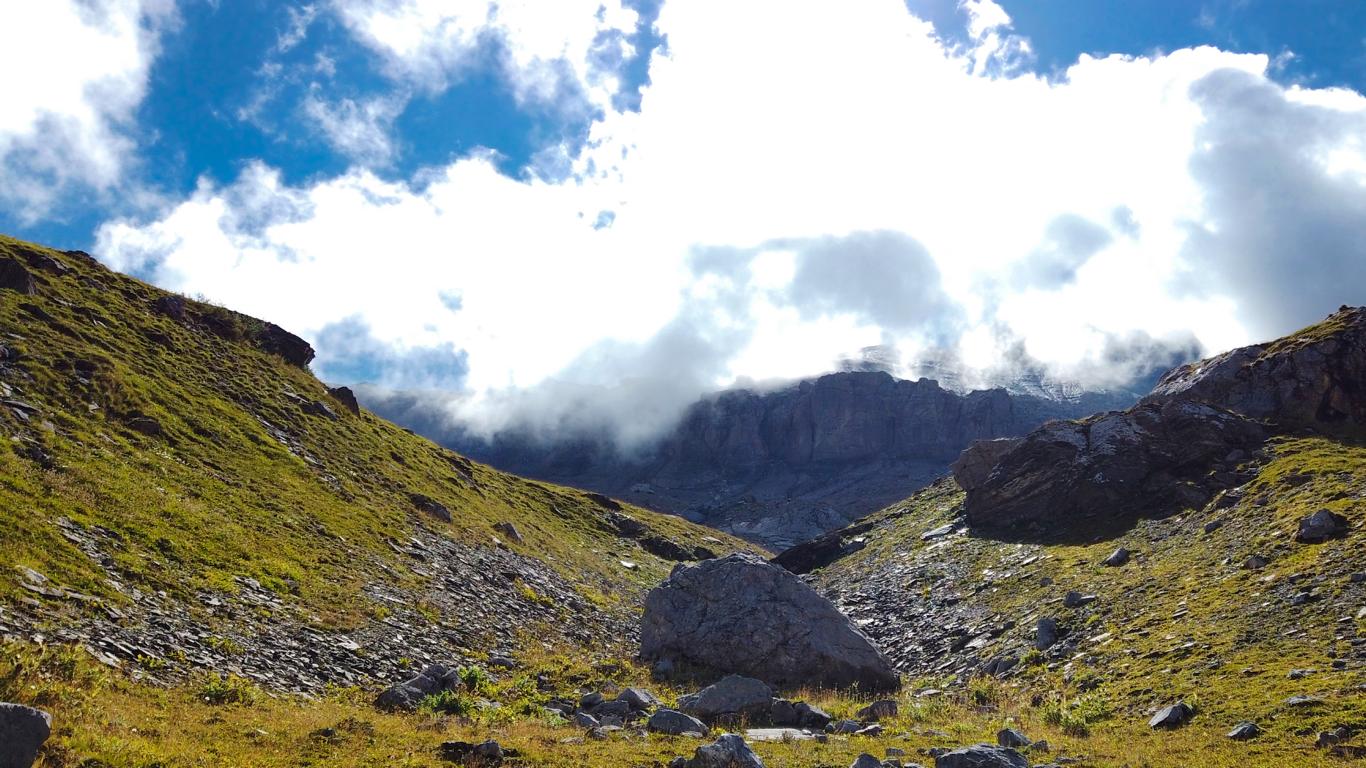 Foto von Engstligenalp, Dossen-Seeli Wanderung, Geröll, Almwiese und Felswand auf Bild.