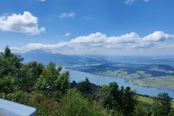 Foto vom Ausblick zum Pilatus, Luzern und Vierwaldstättersee gesehn von oberhalb der Seebodenalp aus.