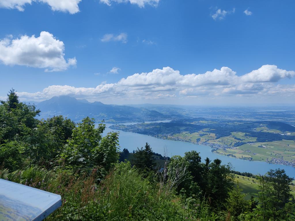 Foto vom Ausblick zum Pilatus, Luzern und Vierwaldstättersee gesehn von oberhalb der Seebodenalp aus.