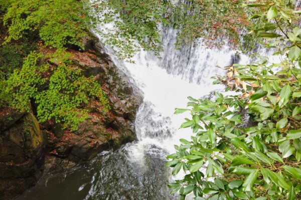Foto eines Wasserfalls der Nunobiki Fälle bei Kobe