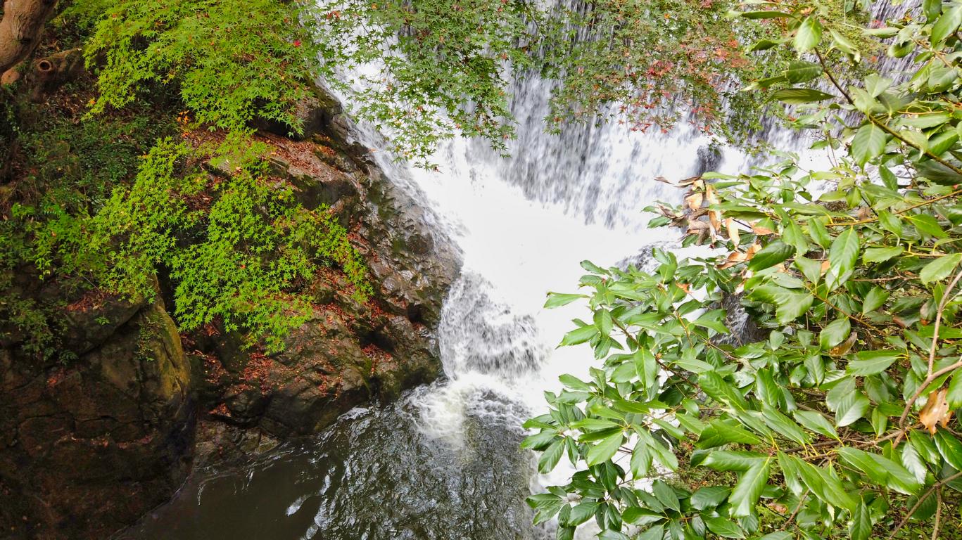 Foto eines Wasserfalls der Nunobiki Fälle bei Kobe