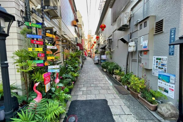 Foto einer Strasse in Kobe mit vielen Pflanzen in Töpfen