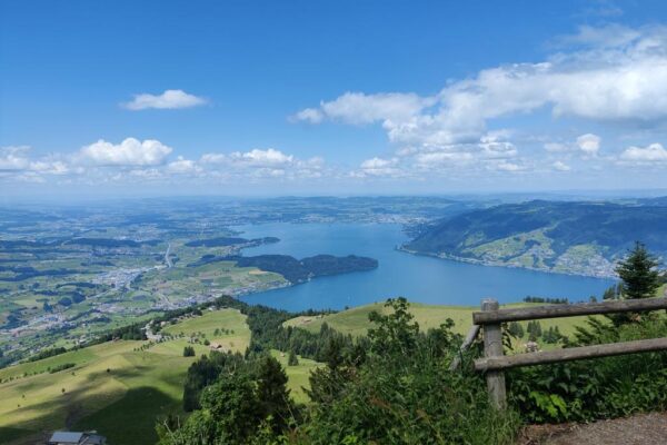 Foto vom Ausblick zum Zugersee gesehn von oberhalb der Seebodenalp aus.