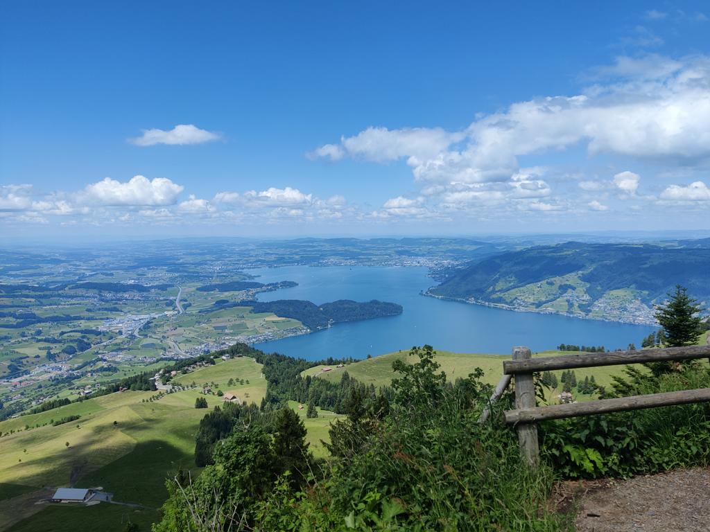 Foto vom Ausblick zum Zugersee gesehn von oberhalb der Seebodenalp aus.