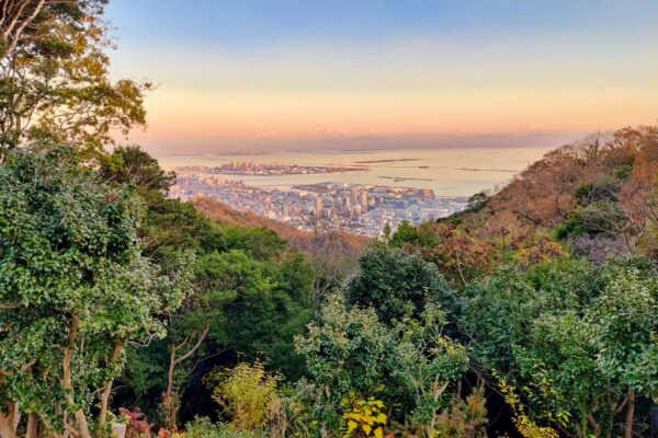 Foto der Aussicht vom Nunobiki herb garden nach Kobe und das Meer bei Sonnenuntergang