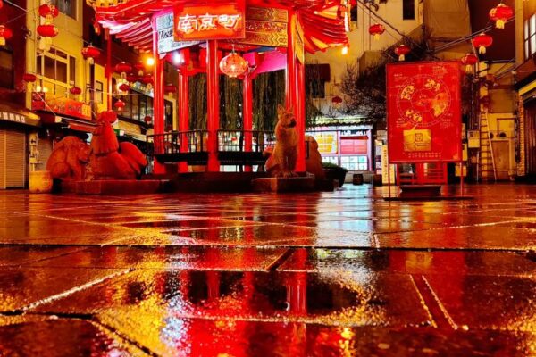 Roter Pavillon mit chinesischer Dekoration bei Nacht.