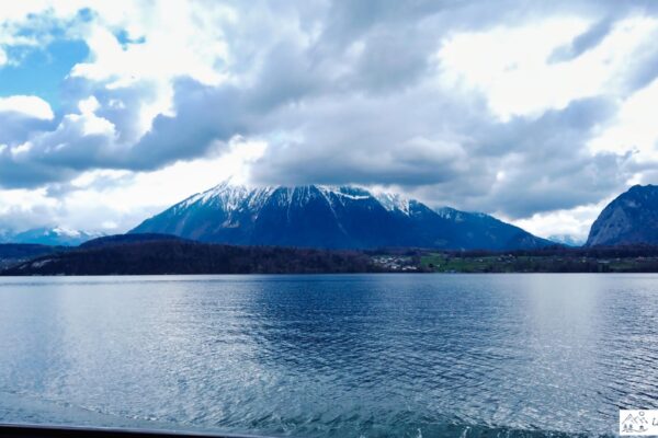 Der Berg Niesen von der gegenüberliegenden Seite des Thuner Sees her gesehen, Wolken verdecken den Gipfel