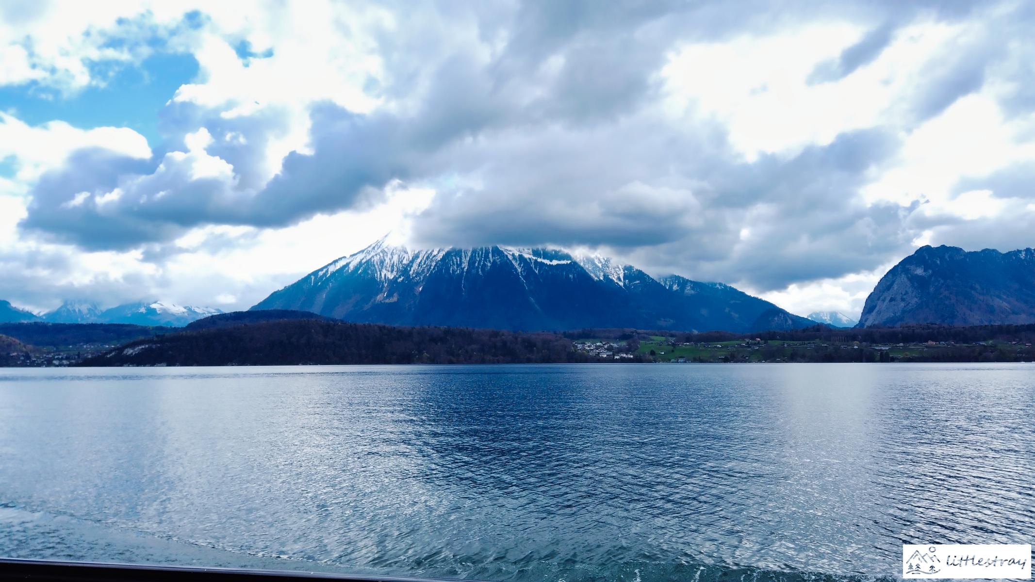 Der Berg Niesen von der gegenüberliegenden Seite des Thuner Sees her gesehen, Wolken verdecken den Gipfel