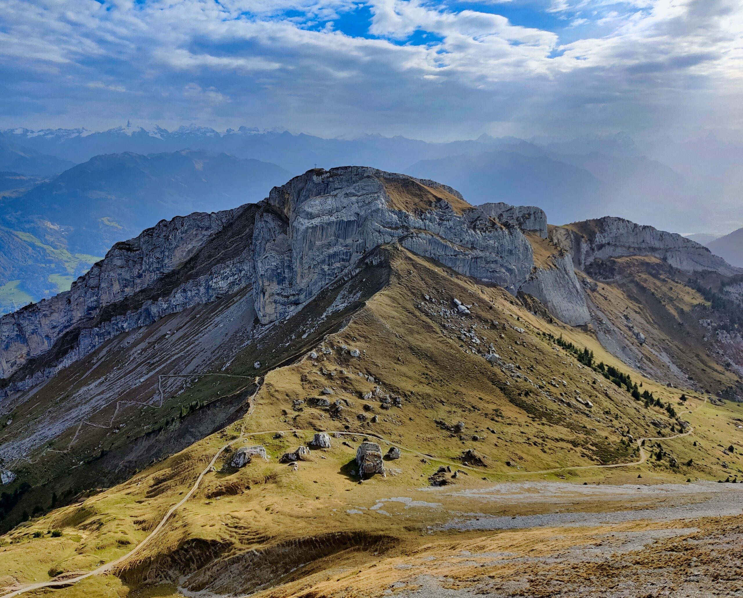 Panoramabild vom Matthorn im Pilatusmasiv mit einigen Wanderwegen und in der Ferne den Alpen.