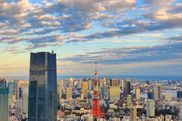 Orange-weisser Tokyo Tower vom Mori Tower aus gesehen.