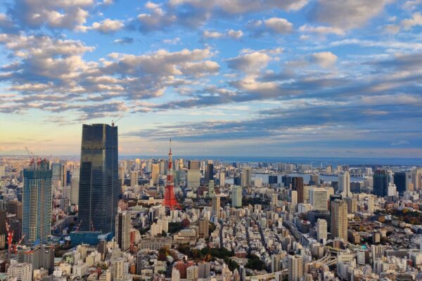 Toyko Tower und Tokyo vom Mori Tower aus gesehen.