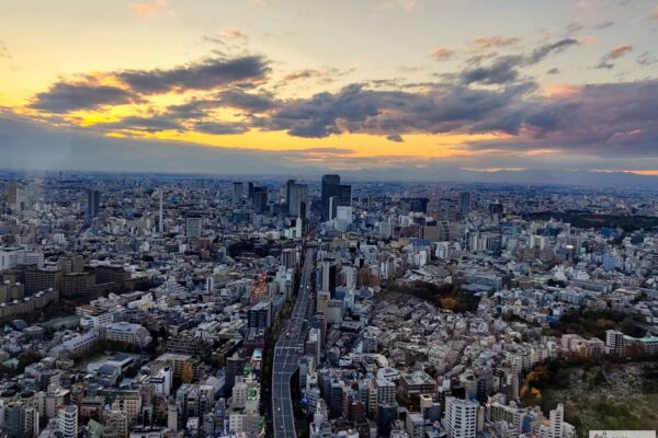Sonnenuntergang über Tokio mit gelbem Himmel und Strasse nach Shibuya.