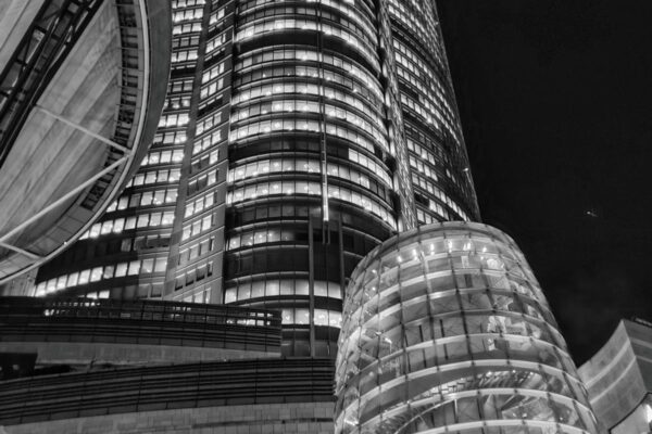 Schwarz weiss Aufnahme des Mori Tower bei Nacht.