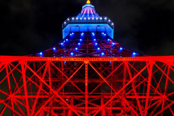 Tokyo Tower bei Nacht von unten gesehen, Details der Stahlkonstruktion.