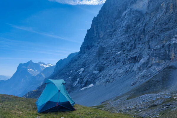 Blaues Zelt vor der Eigernordwand