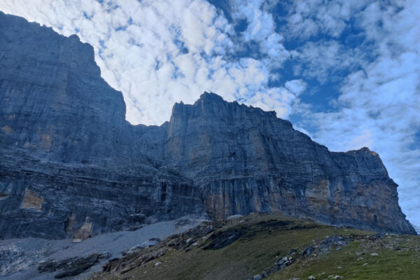 Rotstock und Eigernordwand mit Wolken und blauem Himmel.