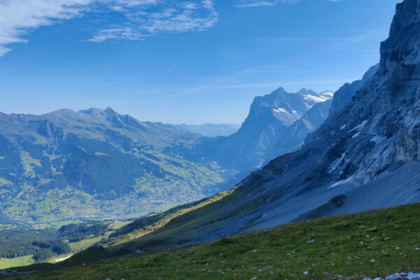 Rechts dunkle Eigernordwand, links unten und mitte Grindewald im grünen Tal.