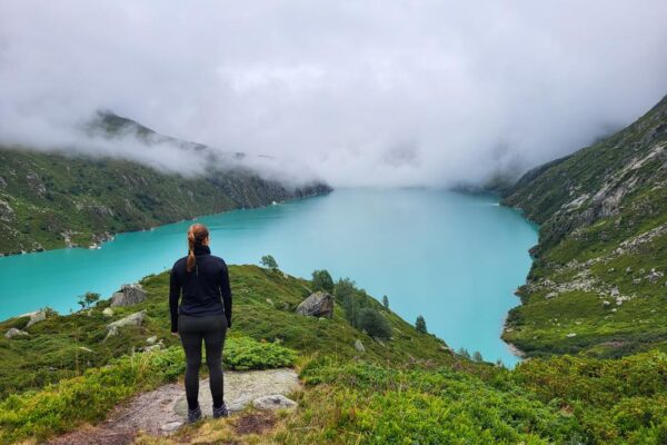 Blauer Bergsee, Nebel und Frau die auf den See schaut. littlestray Kontakt Bild