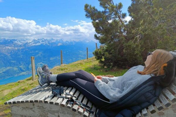 Ausblick vom Niederhorn, Frau liegt auf einer Sonnenliege im Vordergrund. Littlestray Kontakt Bild.