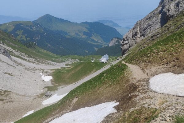 Klewenalp Gitschenen Restschneefelder auf dem Wanderweg