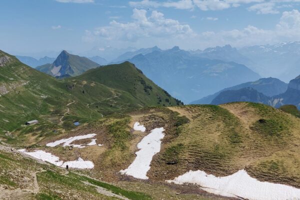 Klewenalp Gitschenen Kurz nach dem Hinter Jochli Pass, Schneefelder und kleine Tümpel auf den Bergwiesen