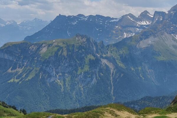 Klewenalp Gitschenen Ausblick vom Hinter Jochli Pass auf kleine Bergseen und das Isenthal. Klewenalp Gitschenen