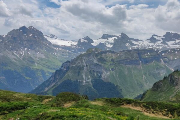 Klewenalp Gitschenen Ausblick ins Isenthal und die Berge vom Wanderweg nach Gitschenen.
