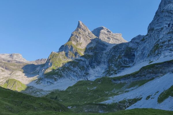 Morgenlicht auf der Alp Oberfeld und den Bergen